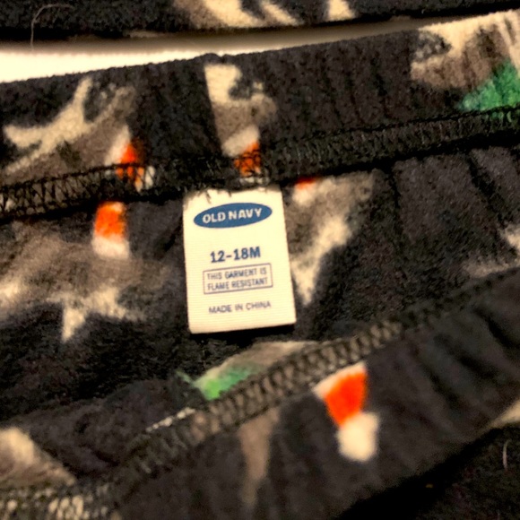 Old navy Santa Shark pajamas 12-18 month - Picture 4 of 4